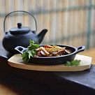 Сковорода 18x4,5 см на деревянной подставке (чугун)